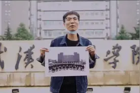 他拍了拍全班同学，留下了最珍贵的纪念图片