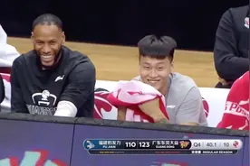 苏伟玩后卫上篮动作逗乐广东替补席，周鹏搞笑模仿，赵睿捂脸大笑图片