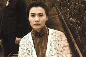 上海女商人资助一名落难青年，20年后再重逢，青年已是兵团司令图片