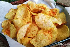 小猫用2个土豆做薯片，味道香酥，制作一大盘，成本不到2元钱图片