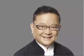 72岁王刚不敢退休，与儿子相差60岁，三婚娇妻每月花销上百万图片