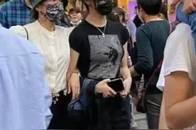 章子怡与大女儿牵手逛街似姐妹，小苹果身材高挑颜值佳赶超章子怡图片