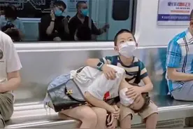 妈妈地铁上犯困睡着，儿子的做法让人竖起大拇指：家教真好图片