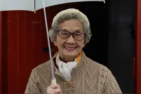 被这位奶奶圈粉了！她的穿衣简单又舒服，慈祥可亲又时髦显气质图片