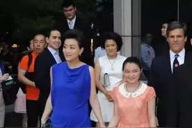 杨澜的一双儿女颜值差距大：上帝吻了儿子的脸，却关上女儿的窗图片