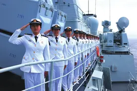 司令员视察供应站，往秤上一站比平常重10斤，大怒：把站长撤掉图片