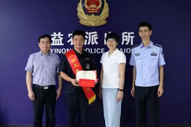 萧山一电动三轮车被风刮到河里，车主下水打捞时溺水……（视频）图片