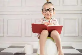 宝宝为何“把尿打挺，放下就尿”？原因竟与父母有关，别大意图片