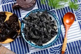 炒木耳时，总是“噼里啪响”，牢记2个步骤，木耳软嫩好吃图片