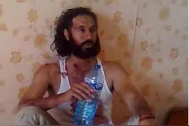 卡扎菲五子穆塔西姆临死前，边喝水边抽烟，表情淡定地与叛军对话图片