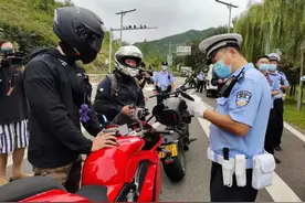 改装摩托车跑山 无人机助力执法图片