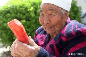 有7个孩子的9旬老人独居农村，天天吃红萝卜，看生活是啥样图片