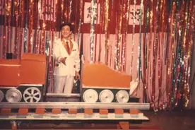 美国人假扮中国人徒手抓子弹，却中弹死在舞台上，他怎么骗人的？图片