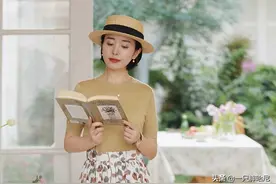 最美不过“T恤+碎花裙”，随便一穿都洋气，今夏的优雅你做主图片