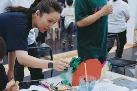 43岁李佳近照，陪6岁长子上绘画课，二婚嫁靳东甘做小女人图片