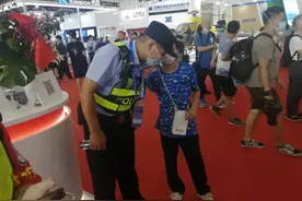 爸爸妈妈，可别把我丢下图片