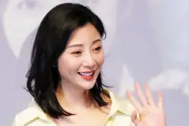 42岁殷桃发布会真拼，穿长裙为新剧跳舞，靠边站舞姿僵硬抢尽风头图片