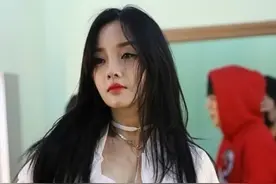 李小璐好敢穿，一条红色皮裤太有网红味，跳个热舞竟引起众人围观图片