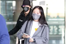 张靓颖现身机场，眉头紧锁显憔悴，小5岁男友罕见同框却无交流图片