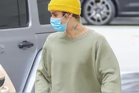 贴心陪比伯看病做绝世好老婆，海莉见镜头脱衣炫腹秀马甲线图片