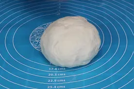 80岁奶奶包饺子从不用擀面杖，教你绝招，简单快速，你看怎么样图片