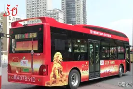哈尔滨街头出现这样“奇特”的公交车，格外引人注目图片