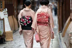 日本和服背后都有一个包，你知道作用是什么吗？说出来你可能不信图片