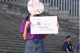 “年轻貌美女同学”已成为大学招生宣传语：用意轻浮，经不起“细品”图片