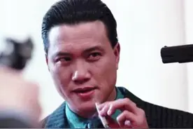 63岁万梓良现身饭局，肚腩突出放肆抽烟，被美女敬酒豪爽一口干掉图片