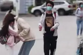 女孩路上“来初经”，白裤红了浑然不知，阿姨脱衣：姑娘快挡住图片