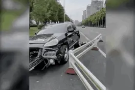 一声巨响！福州卡宴turbo撞的有点惨图片