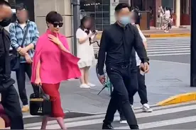 55岁刘嘉玲街头被偶遇，拿老款包包气势足，曾经一件衣服穿10余年图片