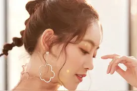 祝绪丹俏皮麻花辫蛋糕裙造型甜美可人图片