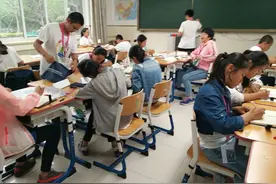 班主任突击检查自习课，无意发现俩“活宝”，网友：还是请家长吧图片