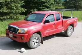 头盔真的能保护头部不受伤害吗？老外用汽车测试，这下长见识了视频封面