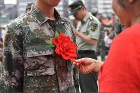 新兵入伍，父母去新兵连探望，连队干部会欢迎吗？图片