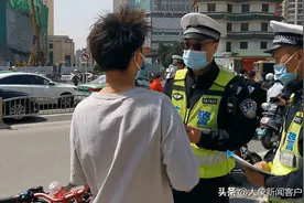动真格！驾驶电动车不戴头盔，郑州交警现场执法图片
