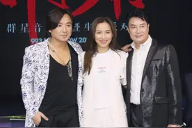 麦家琪晒与刘锡明合照，复出后身材样貌俱佳，长居内地已买车买房图片