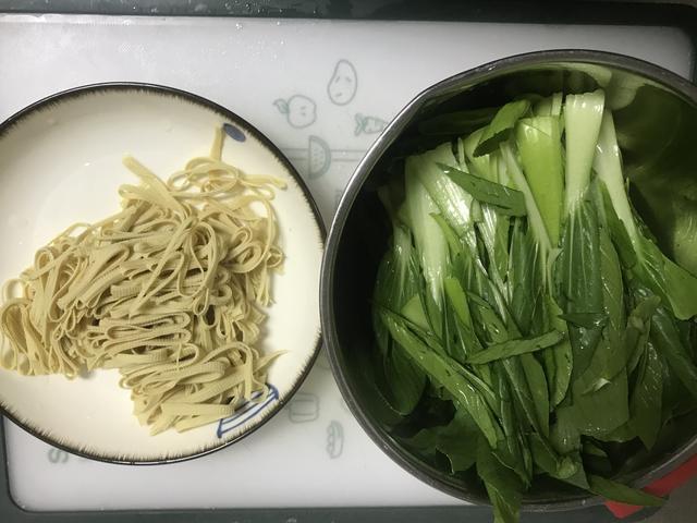 秋季这菜要多吃，富含多种氨基酸，钙含量极高，孩子常吃长高个