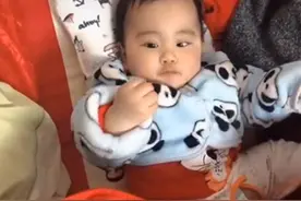 萌娃趁妈妈不注意，一下子蹬开被子的举动萌翻网友：我家同款宝宝图片