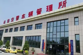 新车六年内免检，第二年还需要去车管所领什么？准备什么资料？图片