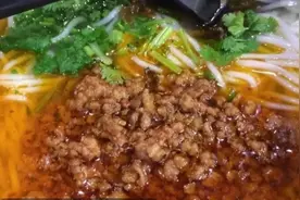 某知名酱香米线店炸酱制作过程及保密香料粉配方图片