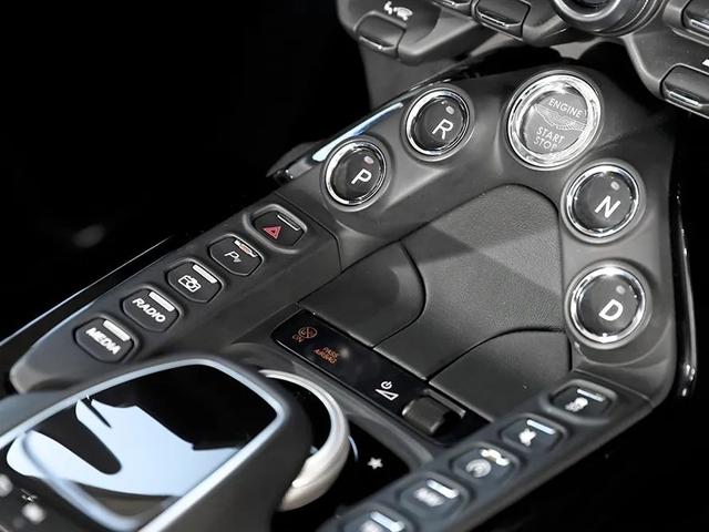 深度 | 柠檬雪糕，阿斯顿·马丁 V8 Vantage