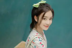 她是公认的马甲线女王，穿樱桃裙扎蝴蝶结，33岁还像嫩如高中生图片