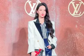 LV大秀：刘亦菲复胖，周冬雨瘦出肋骨，章子怡脱衣亮出手上五个镯图片