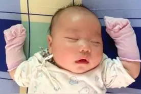 “啃手”与“不啃手”的宝宝，差别比想象中多，戒掉需注意方法图片