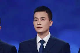 欧豪身穿深蓝色制服，硬朗帅气制服杀图片
