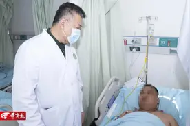 40岁男子乳房不时分泌乳汁，一查吓坏：竟是脑子里长了瘤图片