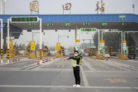 记者体验高速收费员的一天：在岗10小时，微笑服务两千位陌生人，怕上厕所不敢多喝水图片