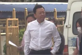 郭涛"打女人"风波后首现身！懒理流言拍新戏，片场使唤助理遭吐槽图片